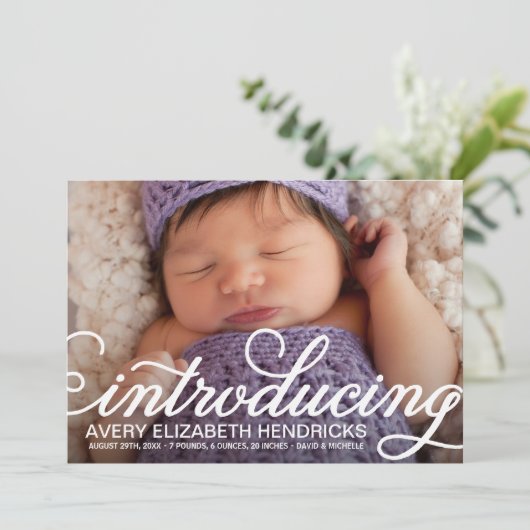 Hübsches Skript Overlay Foto Geburtsankündigung Ankündigung (Stehend Vorderseite)