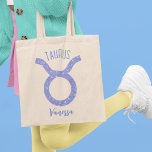 Hübsches Taurus Astrologie Signieren Lila Personal Tragetasche<br><div class="desc">Diese hübsche,  personalisierte lila und Lavendel Taurus Tote Tasche zeigt Ihr astrologisches Zeichen aus dem Zodiac in einem schönen Funkeln wie die Sternbilder. Passen Sie dieses niedliche Geschenk mit Ihrem Namen in einem schönen kursiven Skript für jemanden mit einem Ende April oder Anfang Mai Geburtstag.</div>