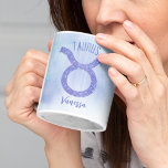 Hübsches Taurus Astrologie Signieren Personalisier Kaffeetasse<br><div class="desc">Diese hübsche,  personalisierte lila und Lavendel Taurus Tasse zeigt Ihr astrologisches Zeichen aus dem Zodiac in einem schönen Funkeln wie die Sternbilder. Passen Sie dieses niedliche Geschenk mit Ihrem Namen in einem schönen kursiven Skript für jemanden mit einem Ende April oder Anfang Mai Geburtstag.</div>