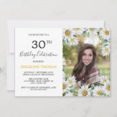 Hübsches Weiß Daisy Blumengrün Foto Geburtstag Einladung (Vorderseite)