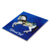 Hübsches weißes Karussell-Pferd auf tiefem Blau Fliese (Seite)