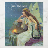 Hübsches, weißes Kleid auf der Klippe mit Harfenke Weinetikett (Einzelnes Label)