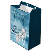 Hübsches Weißes Pferd auf Schnee Winternacht Gebur Mittlere Geschenktüte (Vorderseite Schrägansicht)