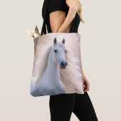 Hübsches weißes Pferd im Schnee Tasche (Von Nahem)