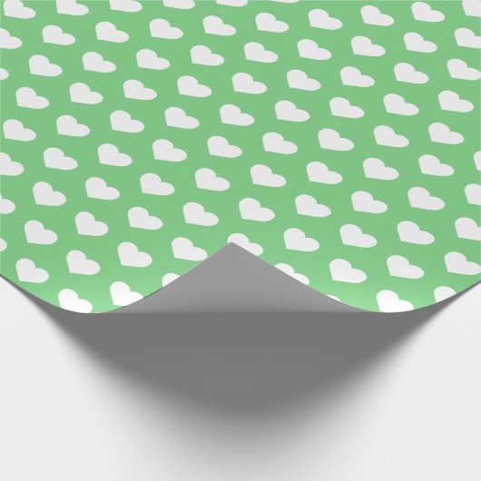 Hübsches Weißherz Muster Sommergrün Geschenkpapier (Ecke)