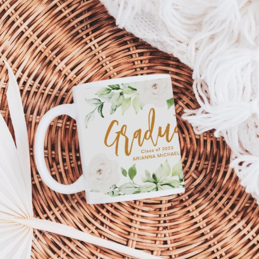 Hübsches White Floral Graduate Script 2024 auf zwe Jumbo-Tasse