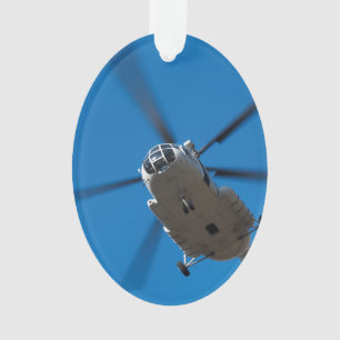 Hubschrauber, der im blauen Himmel schwebt Ornament