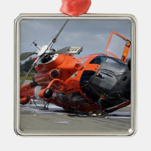 Hubschrauber des Delphins MH-65 zerschmettert bei Ornament Aus Metall