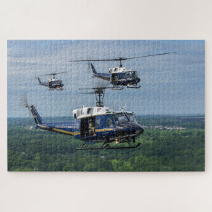 Huey Trio UH-1Ns fliegen über die gemeinsame Basis Puzzle