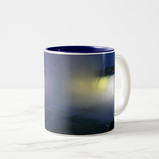Hufeisen fällt (Niagara Falls) nachts Zweifarbige Tasse (VorderseiteRechts)