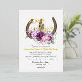 Hufeisen und Lila Blumenhochzeit Folieneinladung (Stehend vorne)