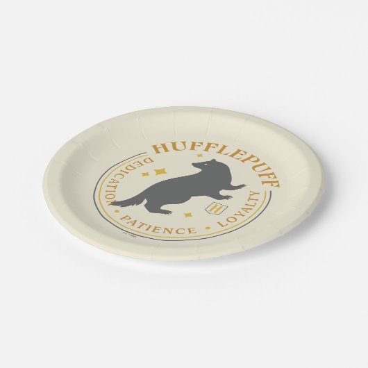HUFFLEPUFF™ Badger House Pride Abzeichen Pappteller (Schrägansicht)