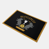 HUFFLEPUFF™ Badger und Cup House Pride Grafik Fußmatte (Schrägansicht)