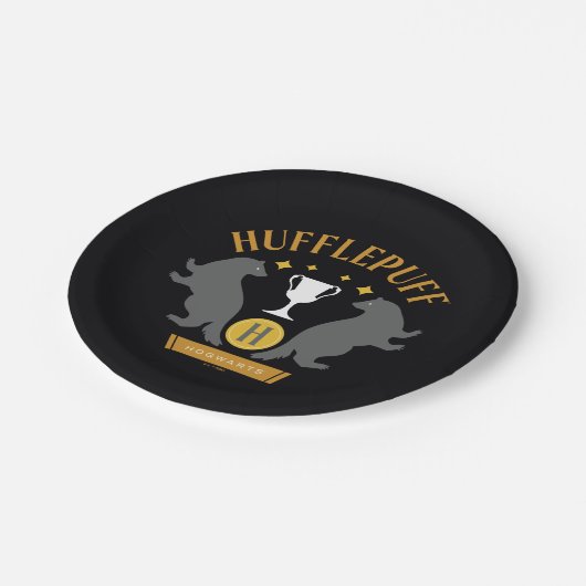 HUFFLEPUFF™ Badger und Cup House Pride Grafik Pappteller (Schrägansicht)