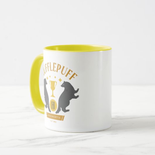 HUFFLEPUFF™ Badger und Cup House Pride Grafik Tasse (Vorderseite Links)