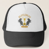 HUFFLEPUFF™ Badger und Cup House Pride Grafik Truckerkappe (Vorderseite)