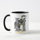 HUFFLEPUFF™ Crosshatched Emblem Tasse (Links)