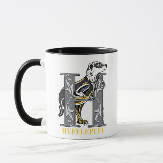 HUFFLEPUFF™ Crosshatched Emblem Tasse (Links)