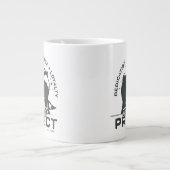 HUFFLEPUFF™ Präfektives Abzeichen Jumbo-Tasse (Vorderseite)
