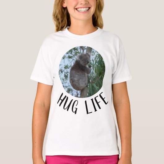 Hug Life Niedlich Funny Koala in einem Baum T-Shirt (Vorderseite)