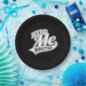 Hug Me Brotha auf Black Pappteller (Party)