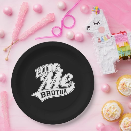 Hug Me Brotha auf Black Pappteller (Party)