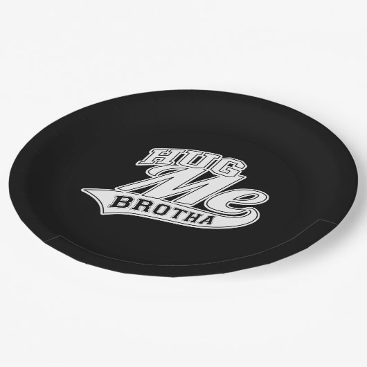 Hug Me Brotha auf Black Pappteller (Schrägansicht)