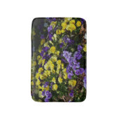 Hügel mit violetten und gelben Stiefmütterchen Badematte (Vorderseite Vertikal)