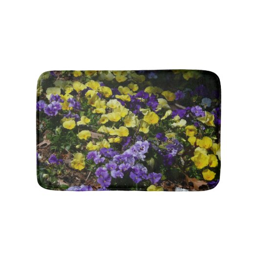 Hügel mit violetten und gelben Stiefmütterchen Badematte (Vorderseite)