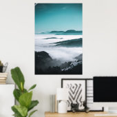 Hügel-, Nebel- und Baumebenen Poster (Heimbüro)