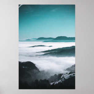 Hügel-, Nebel- und Baumebenen Poster