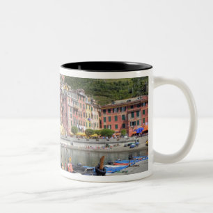 Hügelstadt Vernazza, Cinque Terre, Ligurien Zweifarbige Tasse