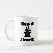Huggable Skunk Hug A Skunk Kaffeetasse (Links)