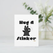 Huggable Skunk Hug A Stinker Postkarte (Stehend Vorderseite)