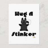 Huggable Skunk Hug A Stinker Postkarte (Vorderseite)