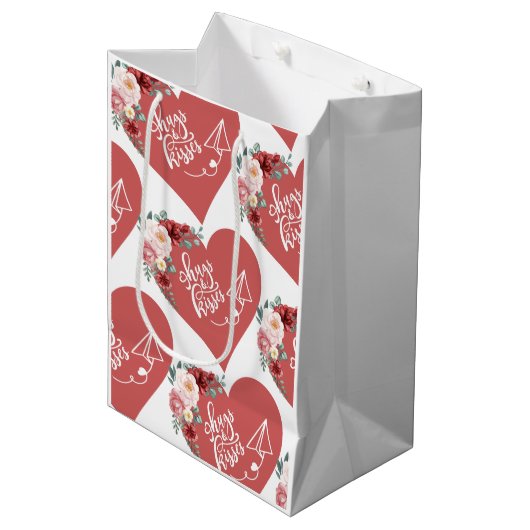 Hugs and Kisses Heart Mittlere Geschenktüte (Vorderseite Schrägansicht)