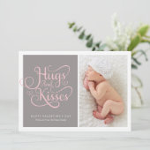 Hugs & Kisses | Baby Pink Script (Stehend Vorderseite)