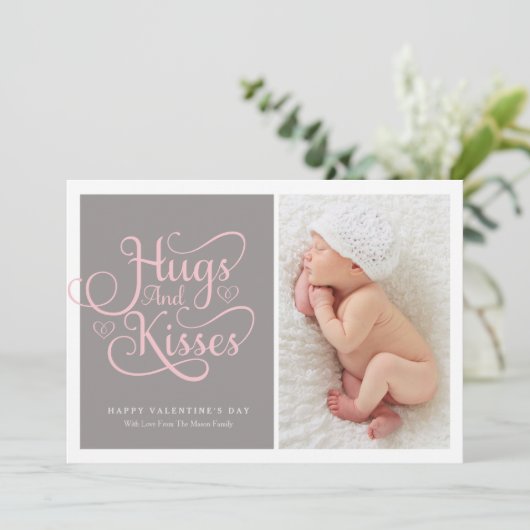 Hugs & Kisses | Baby Pink Script (Stehend Vorderseite)