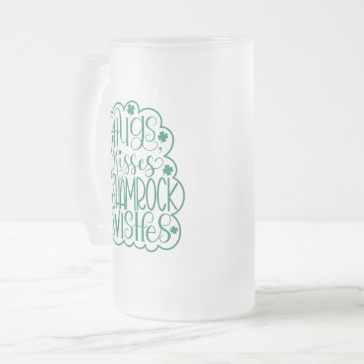 Hugs, Kisses & Kleeblatt wünscht St. Patrick's Day Mattglas Bierglas (Vorderseite Links)