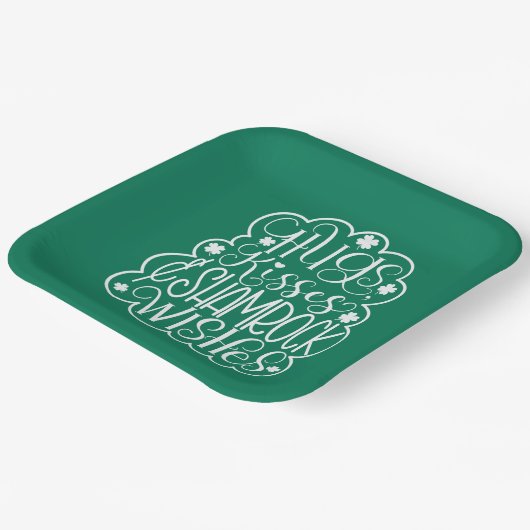 Hugs, Kisses & Kleeblatt wünscht St. Patrick's Day Pappteller (Gewinkelt)