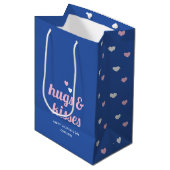 Hugs & Kisses Liebe Hört Valentinin Marineblau Mittlere Geschenktüte (Vorderseite Schrägansicht)