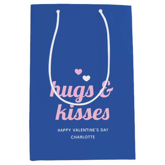 Hugs & Kisses Liebe Hört Valentinin Marineblau Mittlere Geschenktüte (Vorderseite)