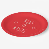 'Hugs & Kisses' Romantic Red White Valentine's Day Pappteller (Schrägansicht)