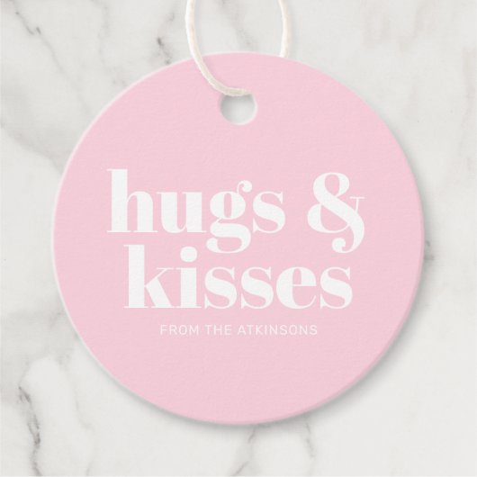 Hugs & Kisses rosa, moderne, fette Typografie Geschenkanhänger (Vorderseite)