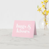 Hugs & Kisses rosa, moderne, fette Typografie Karte (Gelbe Blume)
