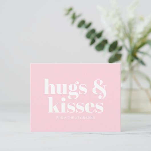 Hugs & Kisses rosa, moderne, fette Typografie Postkarte (Stehend Vorderseite)