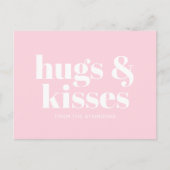 Hugs & Kisses rosa, moderne, fette Typografie Postkarte (Vorderseite)