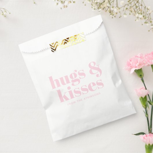 Hugs & Kisses rosa, moderne Typografie Geschenktütchen (Versiegelt)