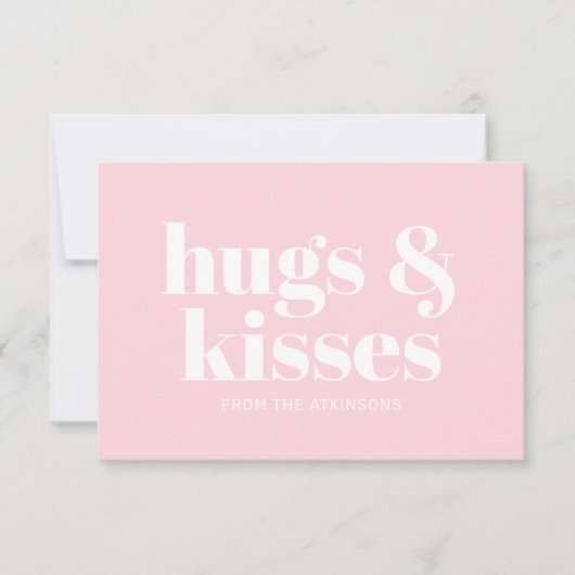 Hugs & Kisses rosa, moderne Typografie-Karte (Vorderseite)