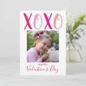 Hugs & Kisses (XOXO) Moderner Valentinstag Feiertagskarte (Stehend Vorderseite)